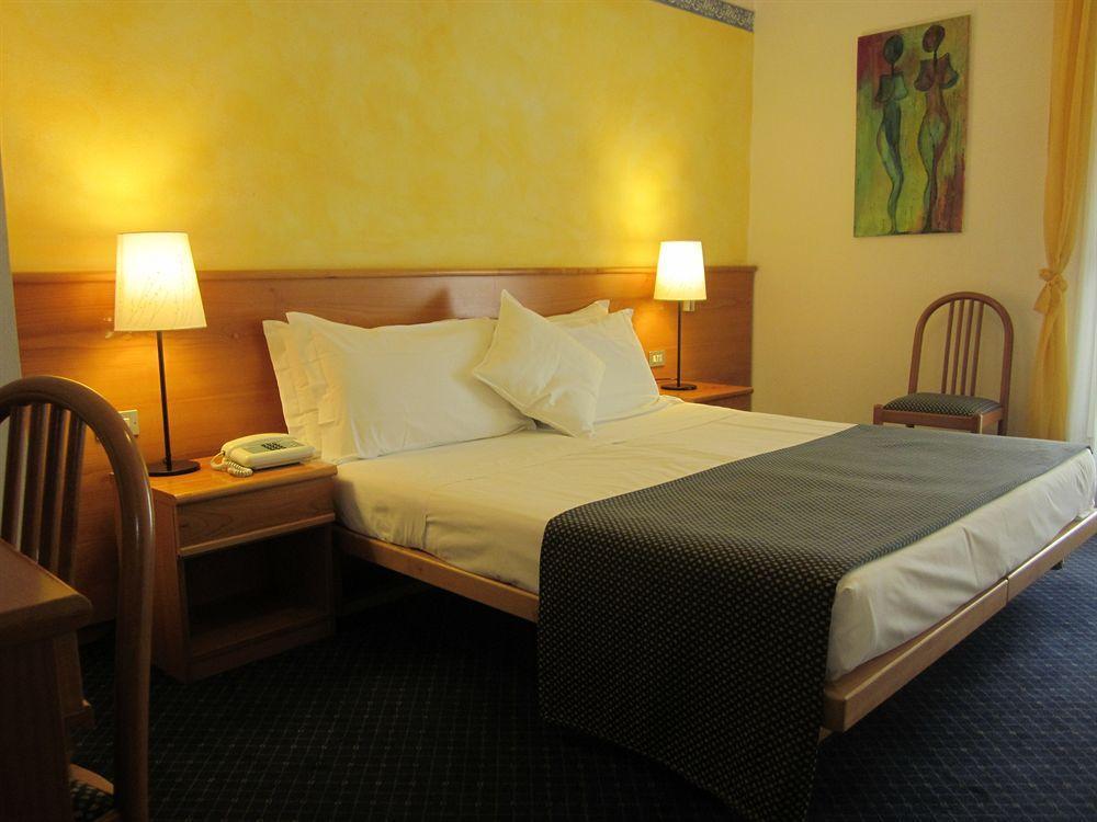 Hotel Marina Торри-дель-Бенако Экстерьер фото